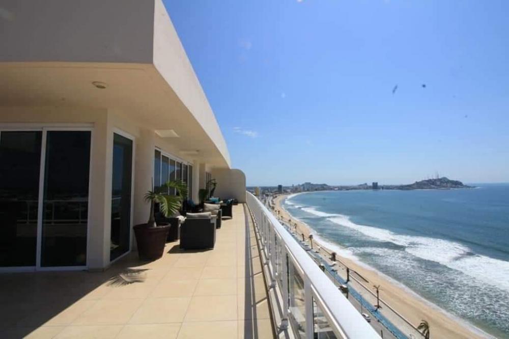 Spectacular Penthouse in the famous boardwalk of Mazatlan, great views and location.